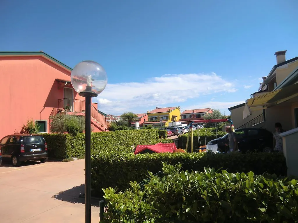 Residence Villaggio Dei Fiori Con Piscina E Posto Spiaggia Incluso Caorle
